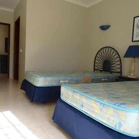 Apartamento Com Piscina Junto A - *