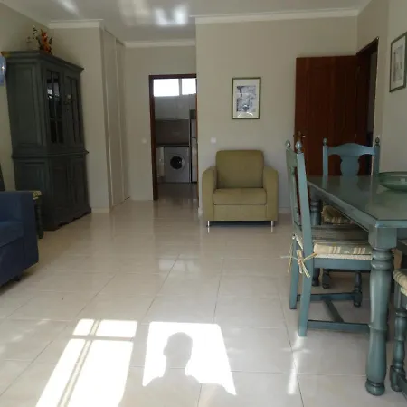 Com Piscina Junto A - *