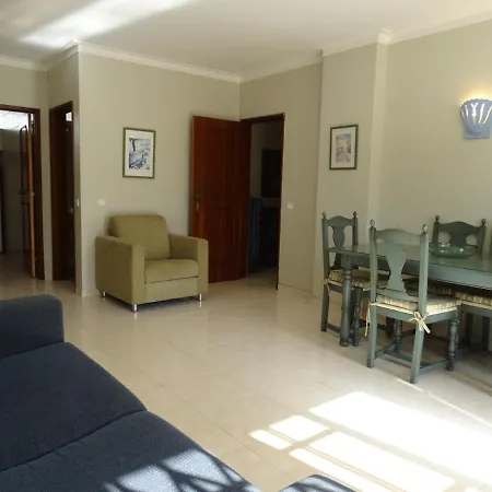 Com Piscina Junto A - *