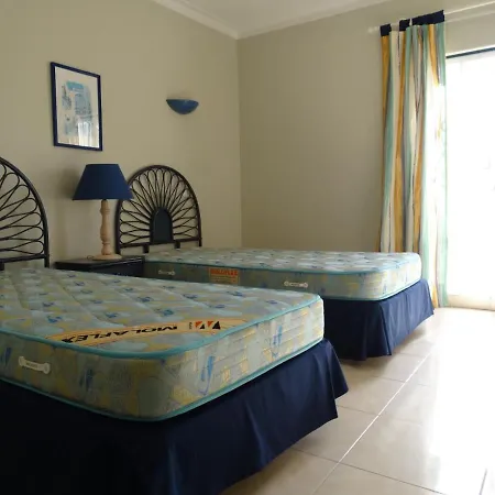 Apartamento Com Piscina Junto A - *