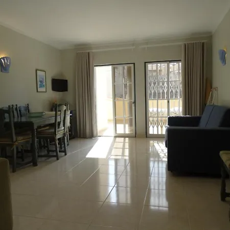 Apartamento Com Piscina Junto A -