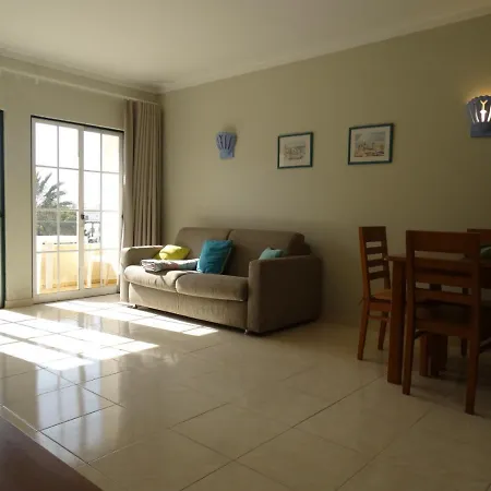 Com Piscina Junto A - * Alvor